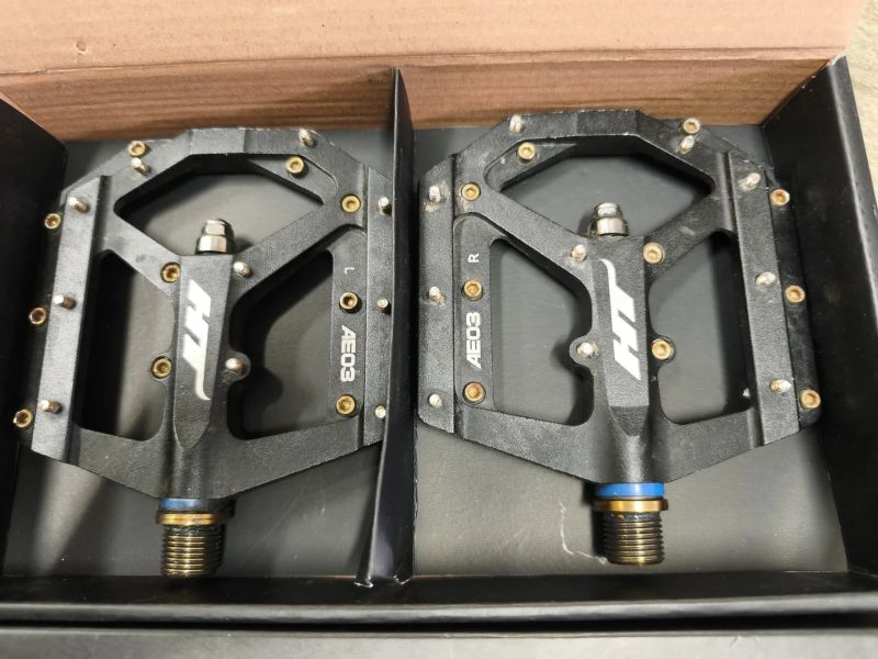 pedály platformy HT Components ME03T Titanium Evo+ a REVERSE Escape SandMetallic a SYNCROS Squamis