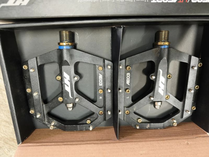 pedály platformy HT Components ME03T Titanium Evo+ a REVERSE Escape SandMetallic a SYNCROS Squamis