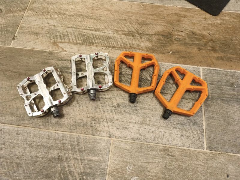 pedály platformy HT Components ME03T Titanium Evo+ a REVERSE Escape SandMetallic a SYNCROS Squamis