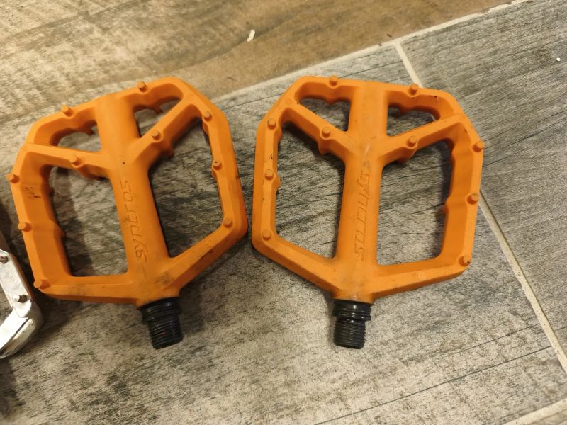 pedály platformy HT Components ME03T Titanium Evo+ a REVERSE Escape SandMetallic a SYNCROS Squamis