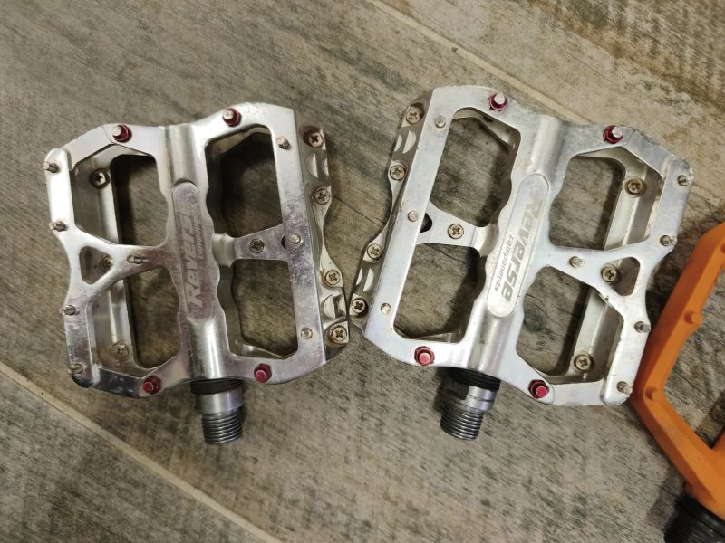 pedály platformy HT Components ME03T Titanium Evo+ a REVERSE Escape SandMetallic a SYNCROS Squamis