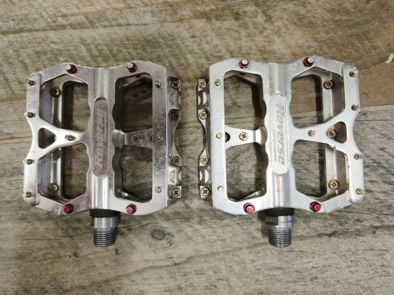 pedály platformy HT Components ME03T Titanium Evo+ a REVERSE Escape SandMetallic a SYNCROS Squamis