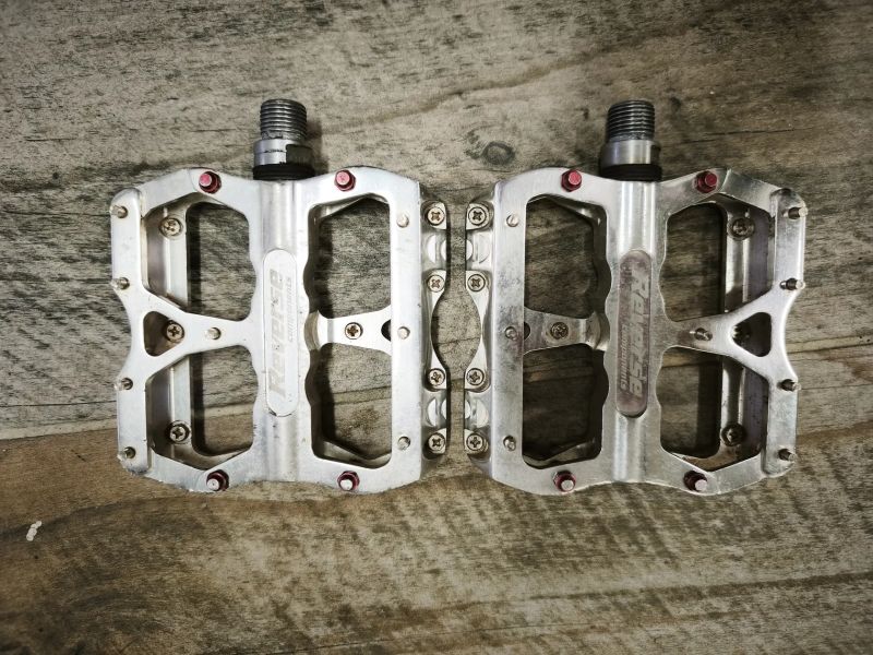 pedály platformy HT Components ME03T Titanium Evo+ a REVERSE Escape SandMetallic a SYNCROS Squamis