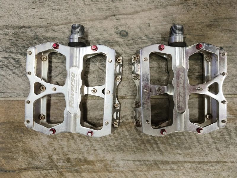 pedály platformy HT Components ME03T Titanium Evo+ a REVERSE Escape SandMetallic a SYNCROS Squamis