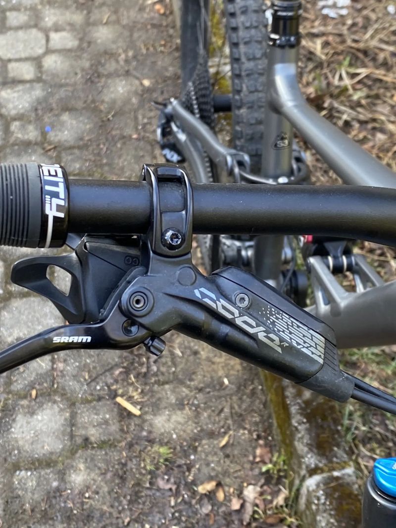 Specialized Status 160 ve velikosti M, pro 165-180cm Fox Float GPX2, Sram Code