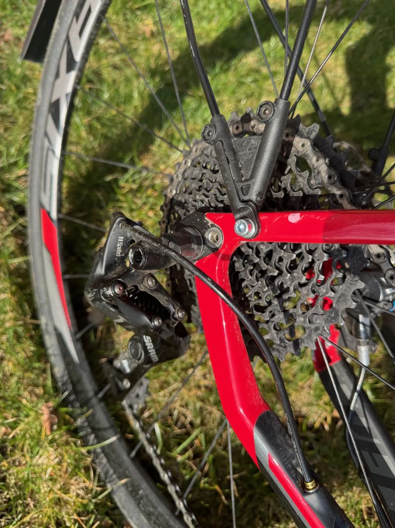 Specialized Sirrus Expert Carbon Disc. Velikost M,10,5kg