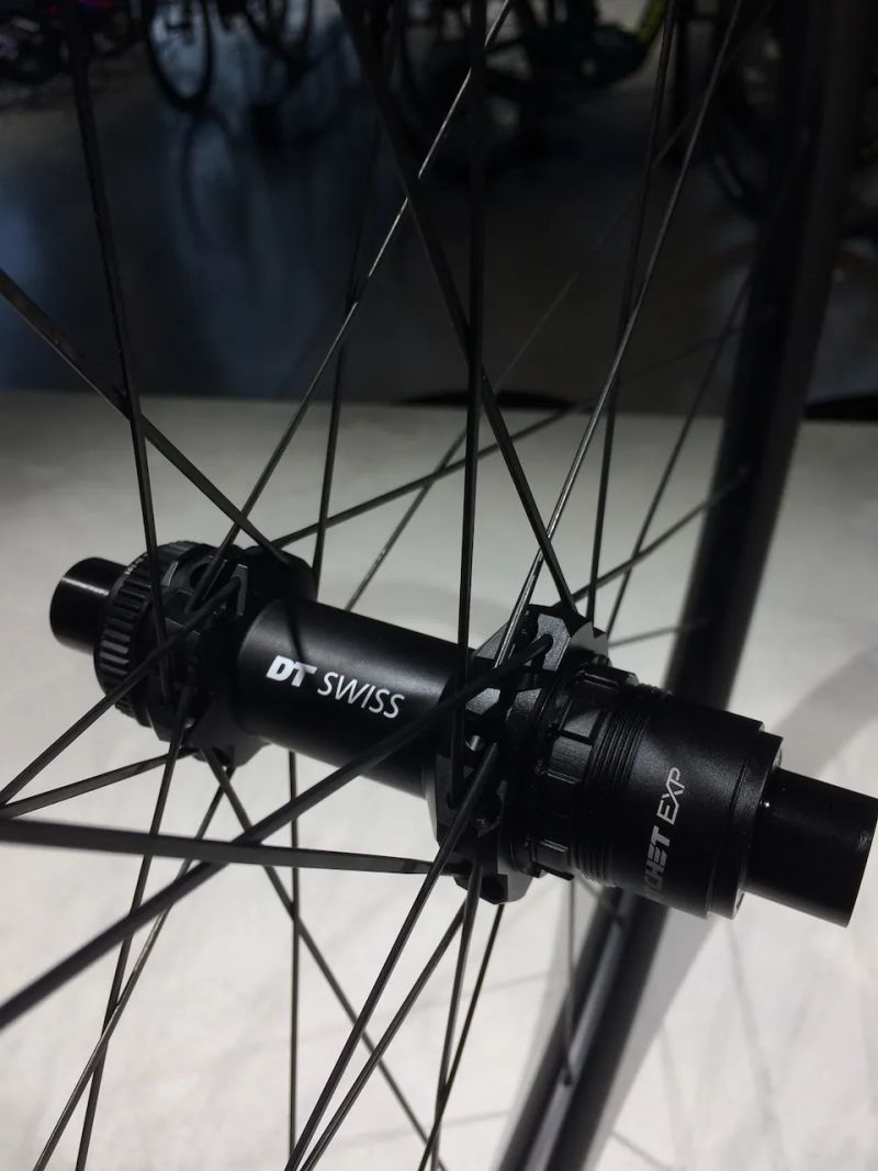 29 karbonová zapletená kola DT Swiss XRC 1200, jako nová, boost, ořech Sram XD, centrlock