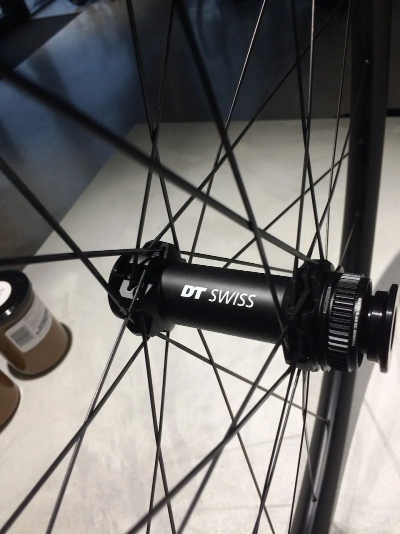 29 karbonová zapletená kola DT Swiss XRC 1200, jako nová, boost, ořech Sram XD, centrlock
