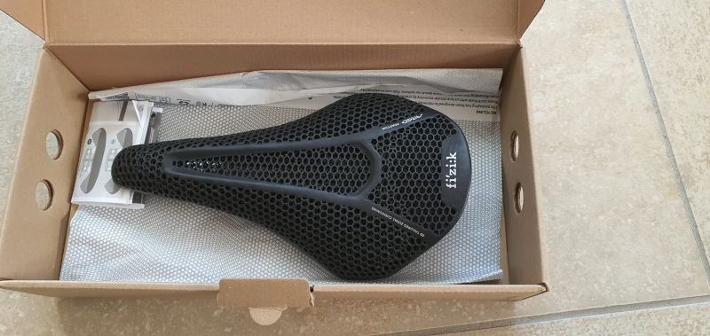 Sedlo Fizik Argo Vento R3 Adaptive 265 x 140 mm