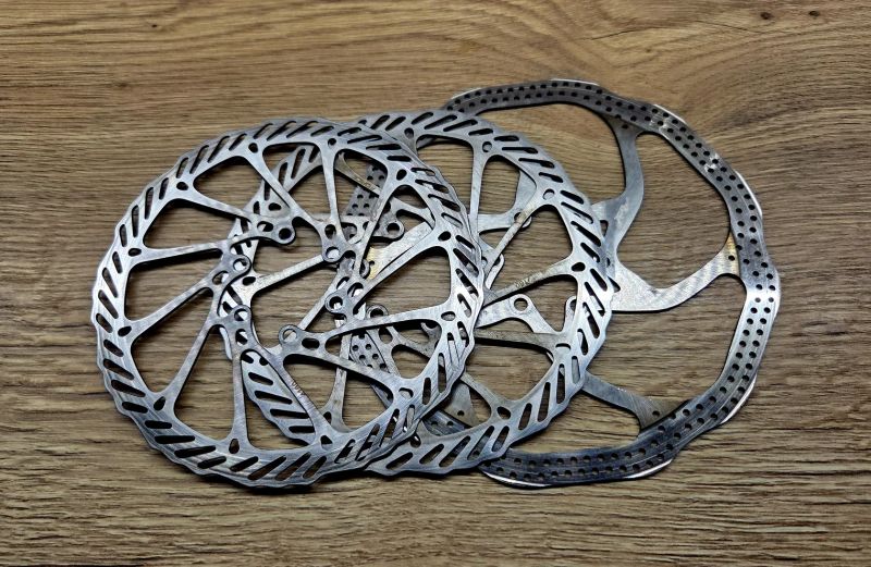 Brzdové kotouče 6 děr / 160 mm a 180 mm