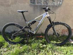 Celoodpruzene karbonove elektrokolo