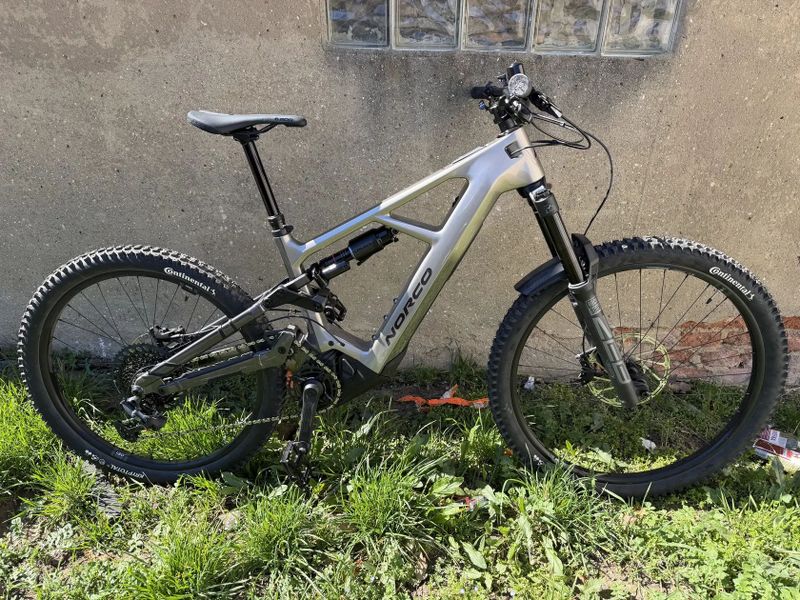 Celoodpruzene karbonove elektrokolo