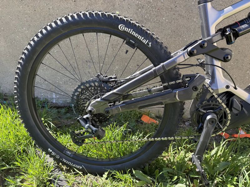 Celoodpruzene karbonove elektrokolo