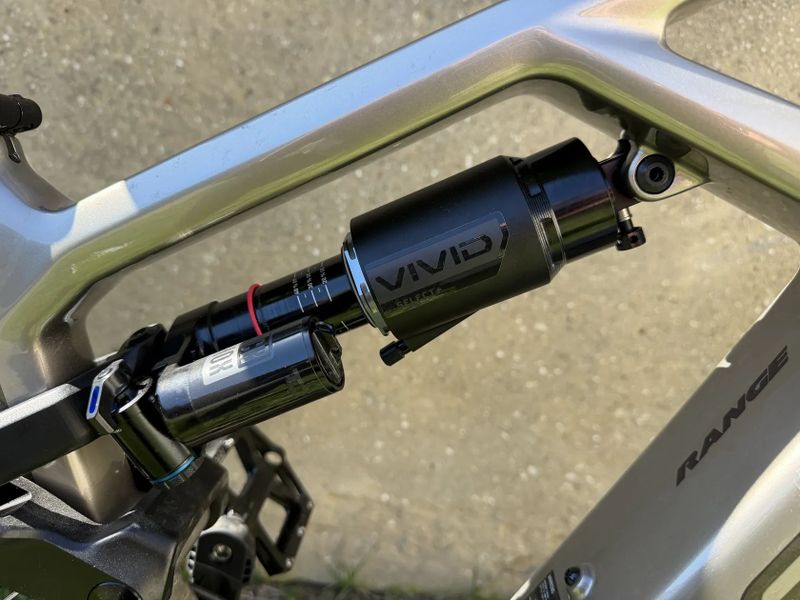 Celoodpruzene karbonove elektrokolo