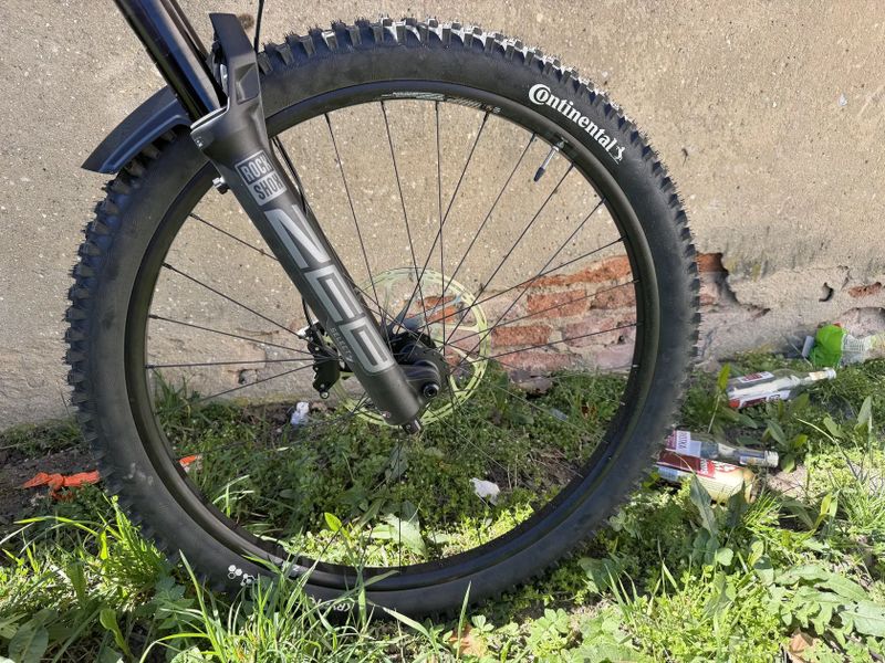 Celoodpruzene karbonove elektrokolo