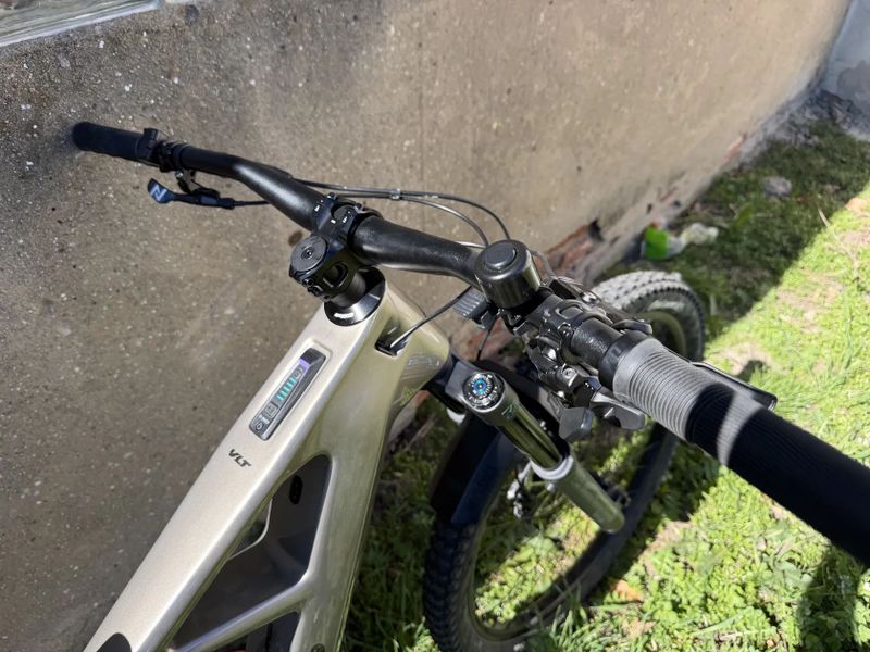 Celoodpruzene karbonove elektrokolo