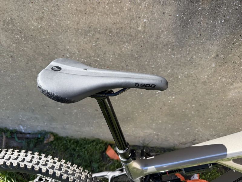 Celoodpruzene karbonove elektrokolo