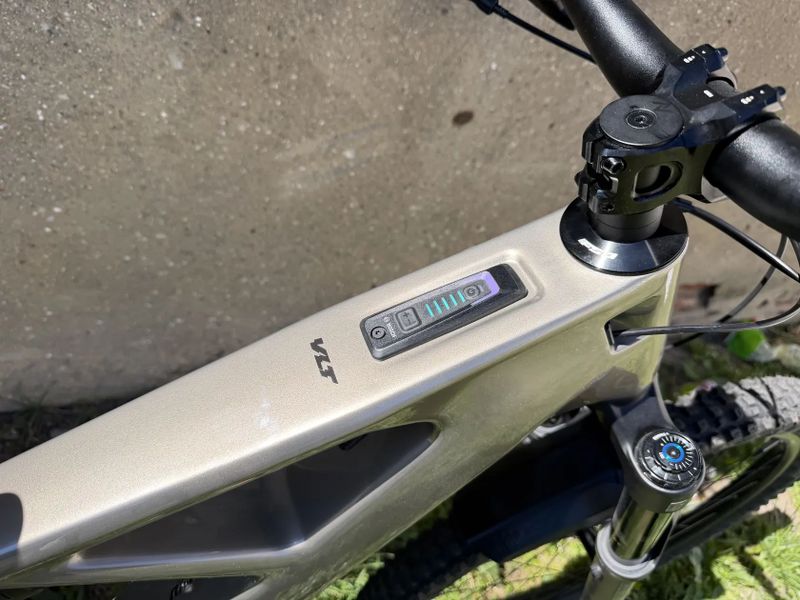 Celoodpruzene karbonove elektrokolo