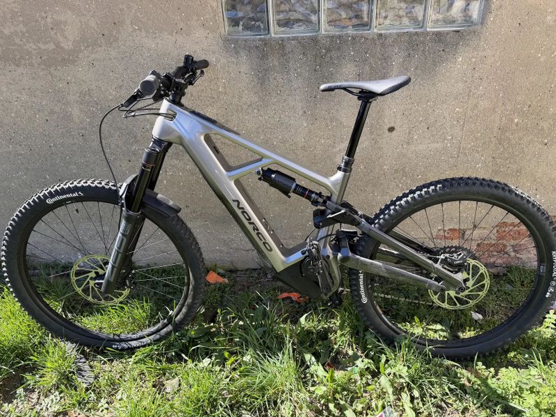 Celoodpruzene karbonove elektrokolo