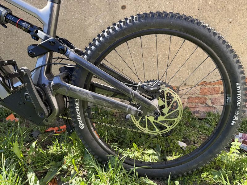 Celoodpruzene karbonove elektrokolo