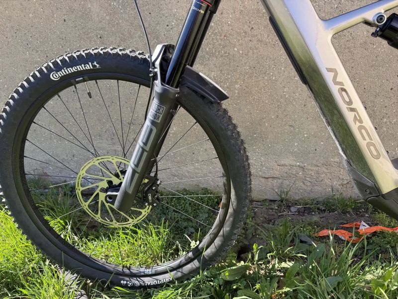 Celoodpruzene karbonove elektrokolo