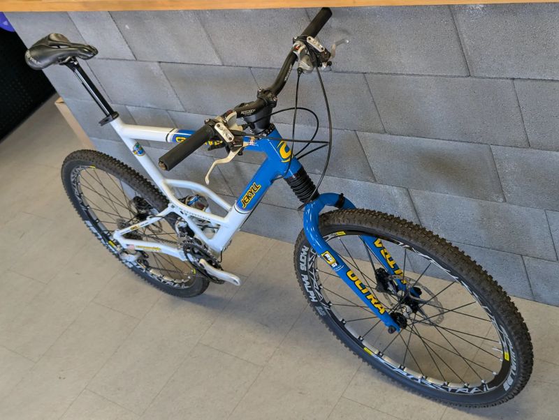 Cannondale Jekyll 2000 SL, velikost XL, rok 2001, po kompletní repasi, komplet Shimano XT