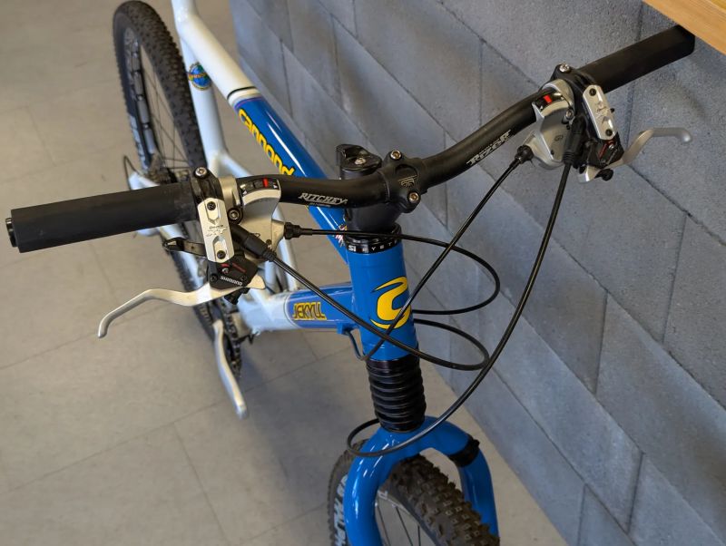 Cannondale Jekyll 2000 SL, velikost XL, rok 2001, po kompletní repasi, komplet Shimano XT