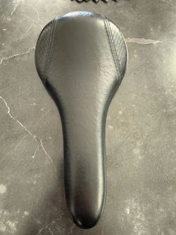 MCFK Kožené Karbonové sedlo 135 mm