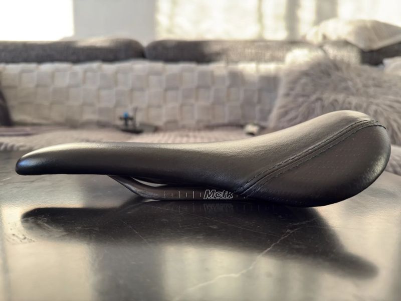 MCFK Kožené Karbonové sedlo 135 mm