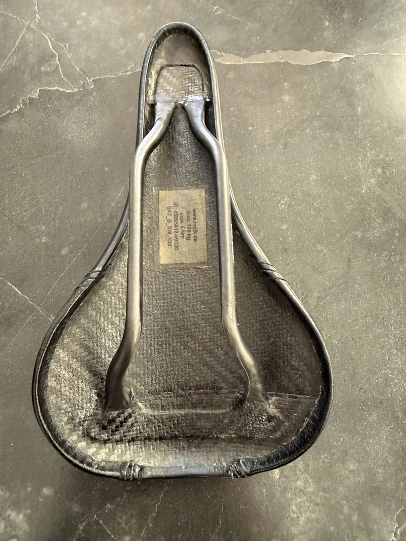 MCFK Kožené Karbonové sedlo 135 mm