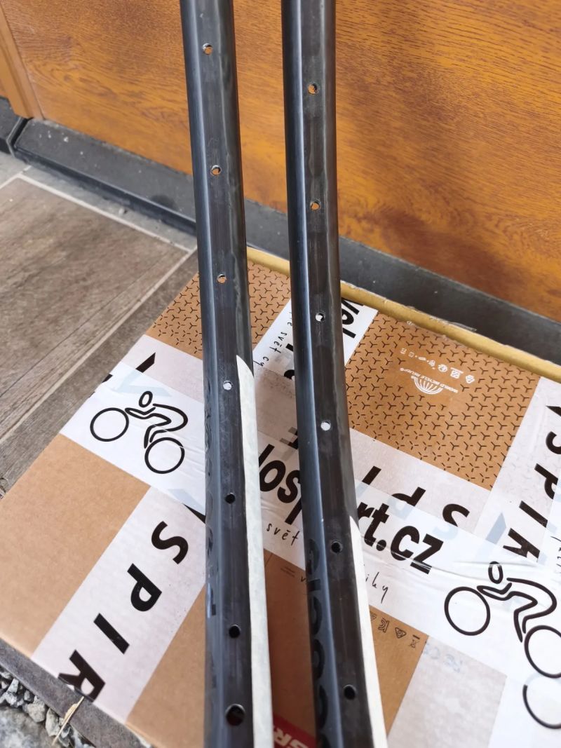 karbobové švýcarské ráfky POP-Products 26" MTB 32děr šířka vnitřní 20mm vnější 24mm váha 330g/ks 