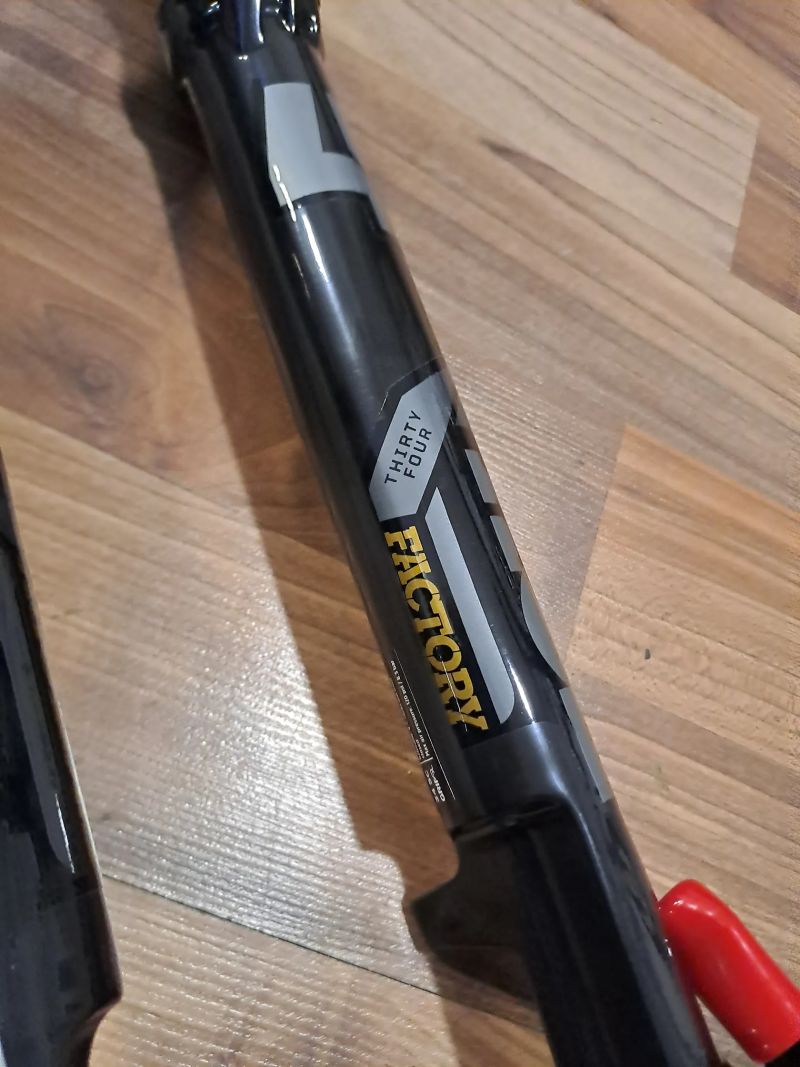 NOVÁ nepoužitá nezkrácená vidlice FOX 34 Factory z roku 2025 / Lockout 3pos. / zdvih 120mm / 110x15