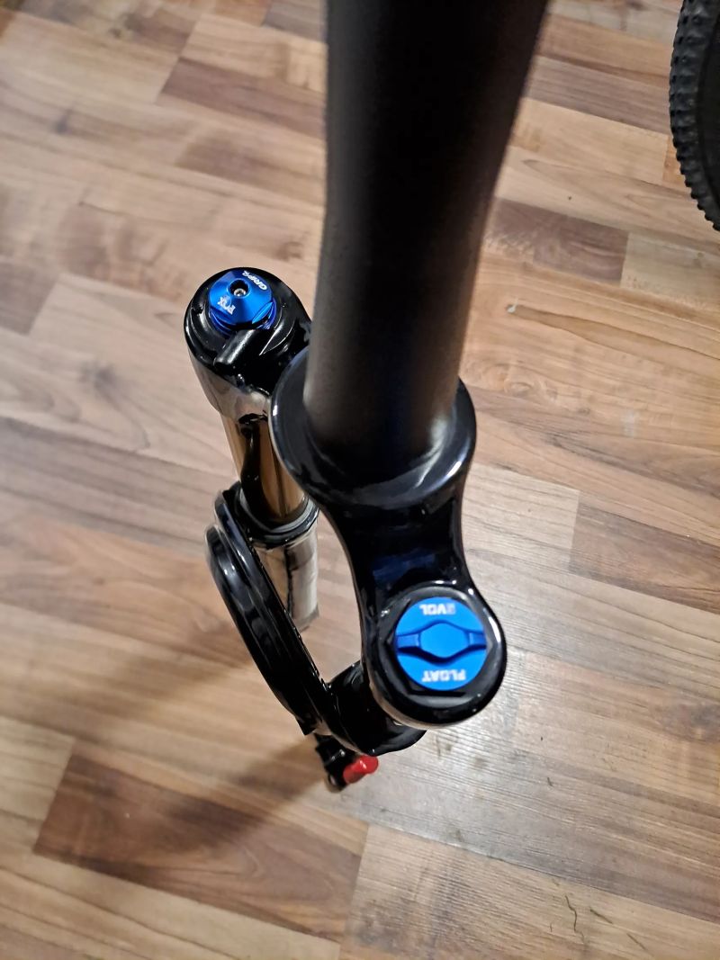 NOVÁ nepoužitá nezkrácená vidlice FOX 34 Factory z roku 2025 / Lockout 3pos. / zdvih 120mm / 110x15