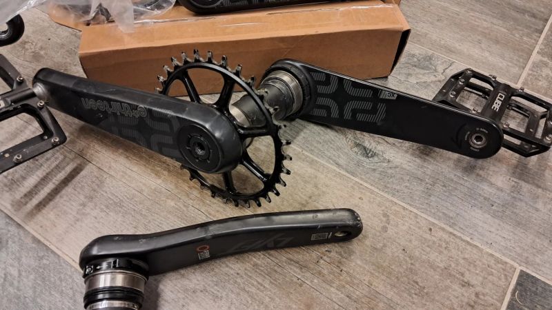 Nové karbonové kliky E*thirteen a PRAXIS Works a SRAM 