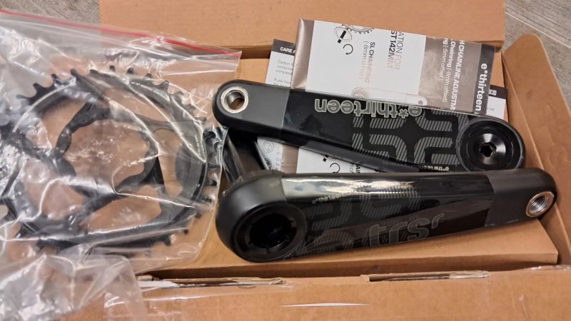 Nové karbonové kliky E*thirteen a PRAXIS Works a SRAM 