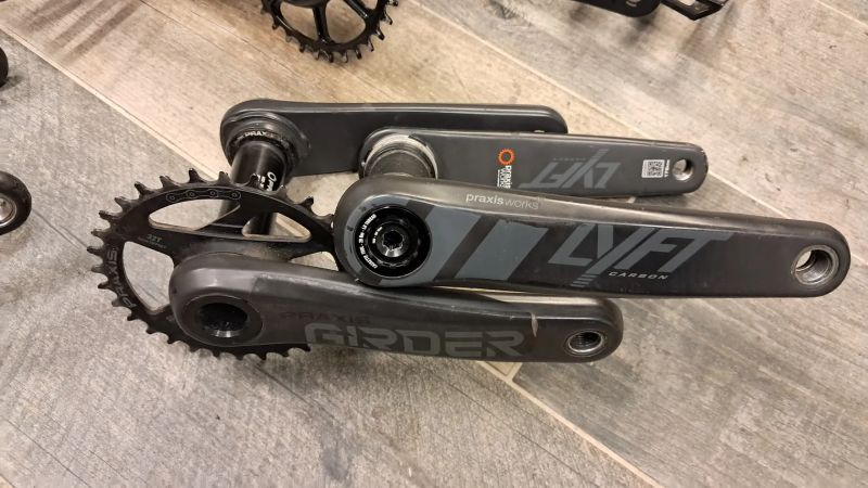 Nové karbonové kliky E*thirteen a PRAXIS Works a SRAM 