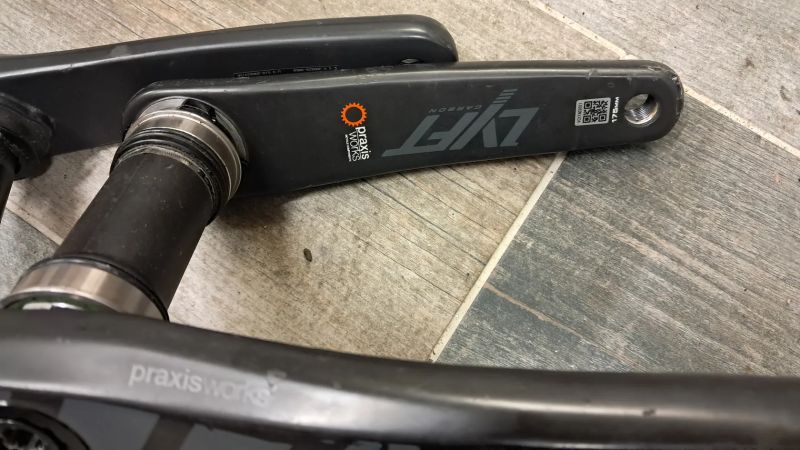 Nové karbonové kliky E*thirteen a PRAXIS Works a SRAM 