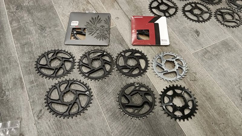 Nové karbonové kliky E*thirteen a PRAXIS Works a SRAM 