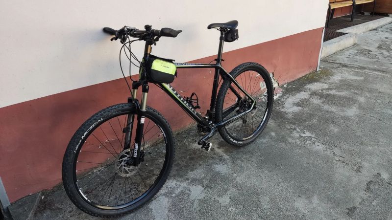 Author Revolt carbon