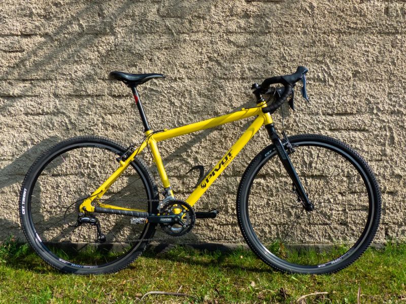 Žlutý budget gravel 2x9 deore