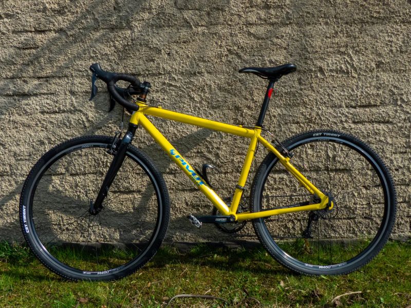 Žlutý budget gravel 2x9 deore