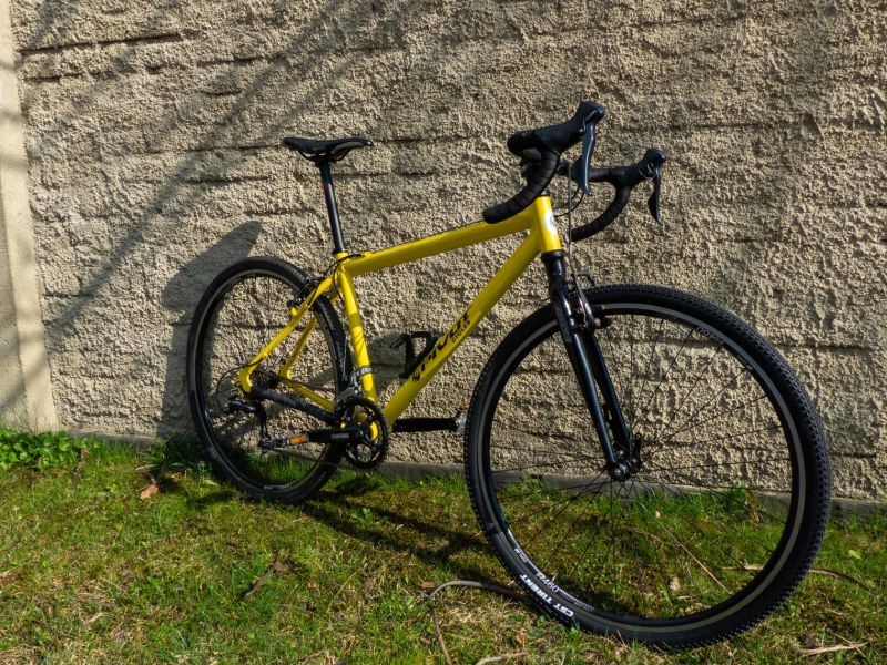 Žlutý budget gravel 2x9 deore