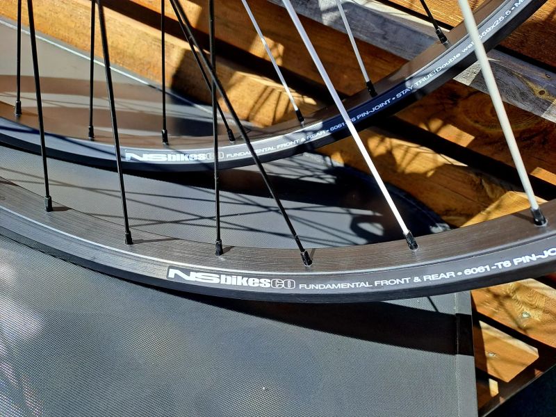 Zapletená kola NS Fundamental 26" pumtrack /dirt