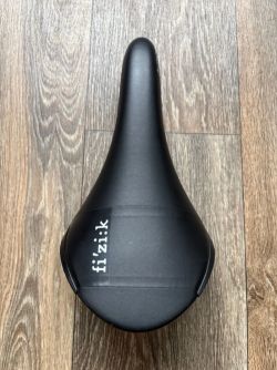 Karbonové sedlo Fizik Aliante R1 (145 mm)