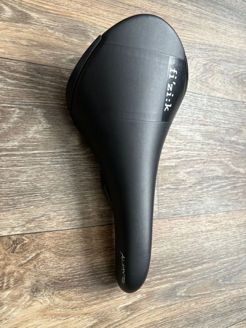 Karbonové sedlo Fizik Aliante R1 (145 mm)