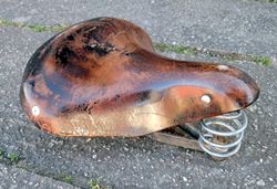 Kožené odpružené retro sedlo