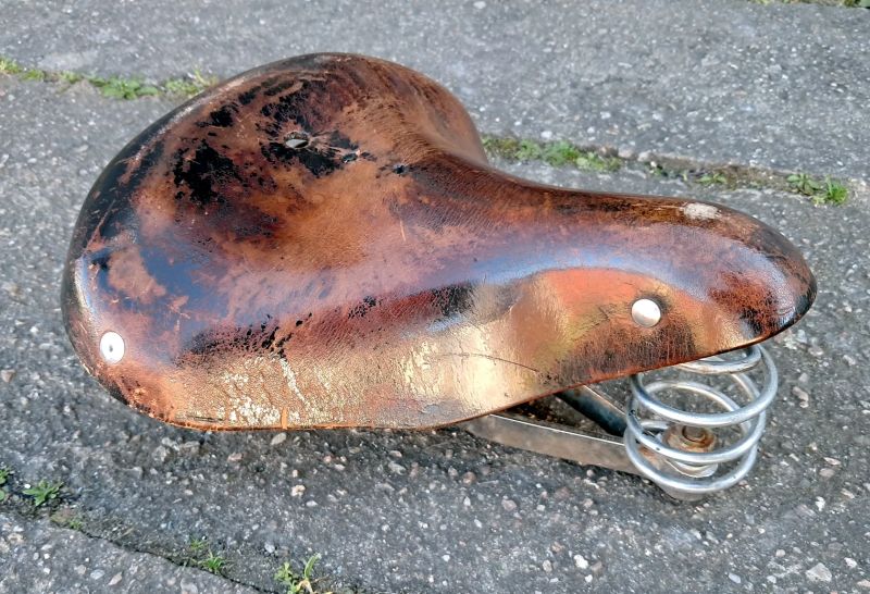 Kožené odpružené retro sedlo