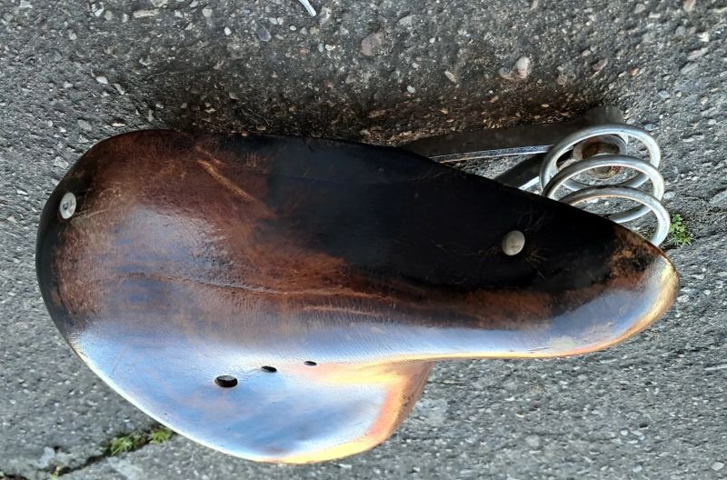 Kožené odpružené retro sedlo