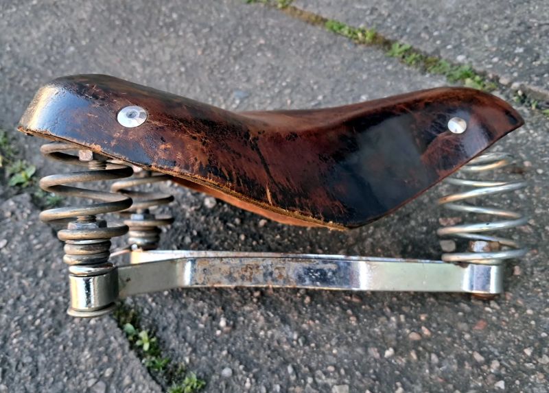 Kožené odpružené retro sedlo