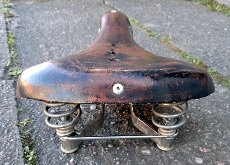 Kožené odpružené retro sedlo